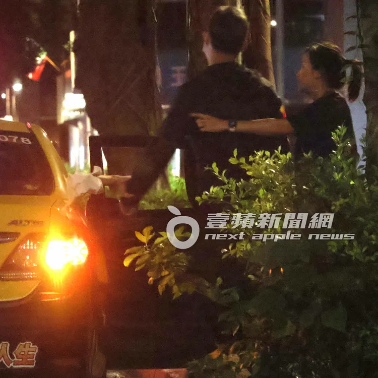 看似意猶未盡的連勝武（中）不想離開，在另名友人幫忙下，半推半就坐上計程車。特勤中心攝