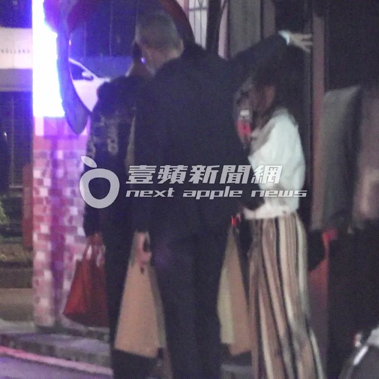 連勝武（左）與爆乳妹下車後，貼心提著她的紅色包包走進敦化南路上的私人會所。特勤中心攝