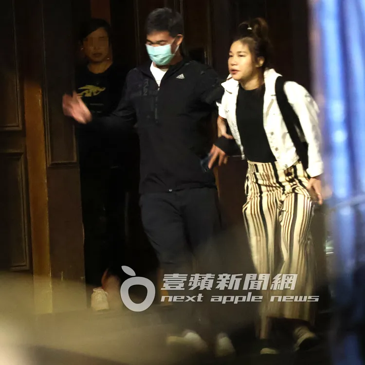 連勝武（中）在輕熟女（右）的攙扶下步出私人會所。特勤中心攝