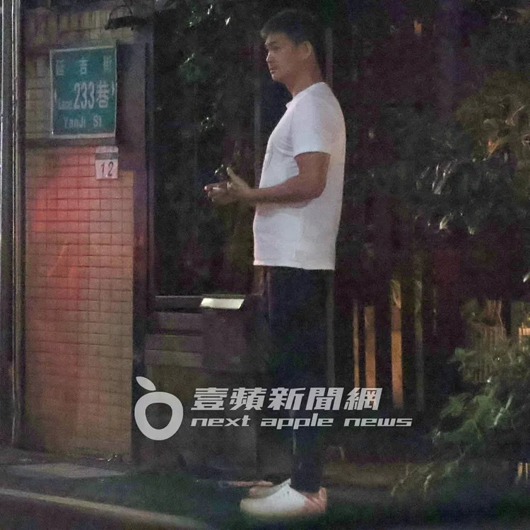 席間，連勝武走出餐廳放風抽菸。特勤中心攝、《壹蘋》提醒您，吸菸有害身體健康