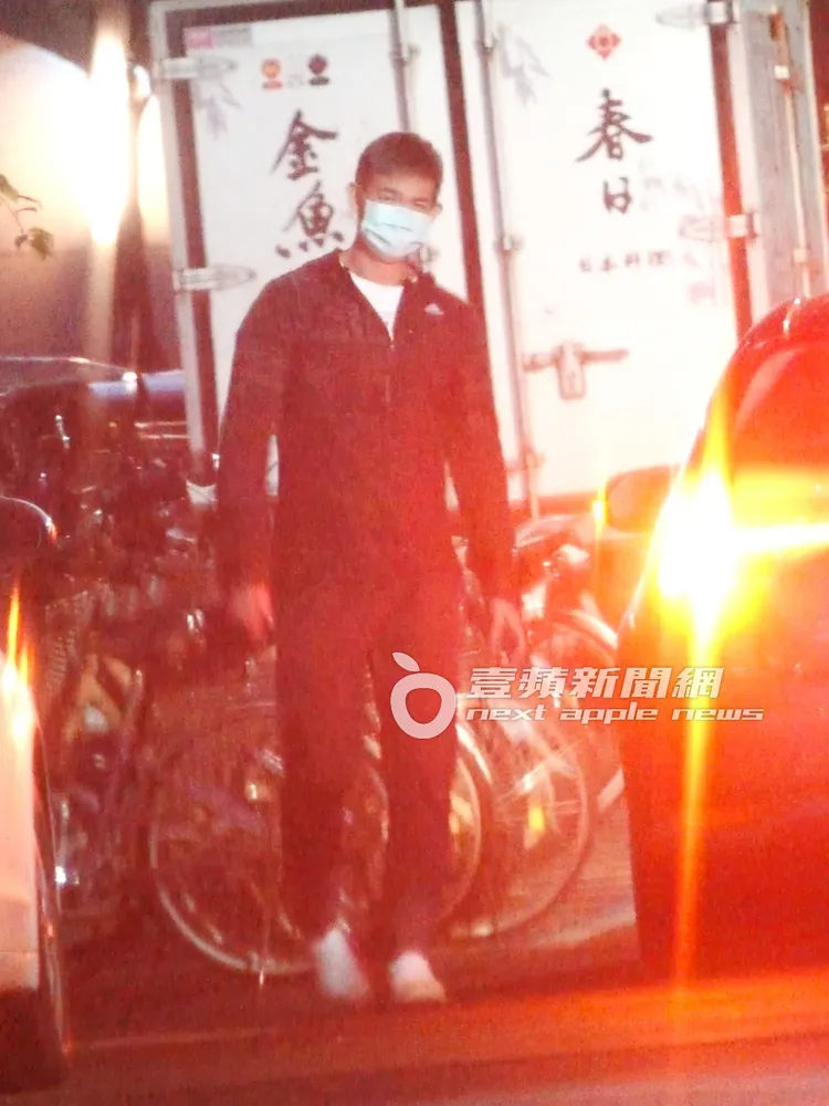 連勝武最後在友人慫恿下，一起擠上多元計程車，超載5人離去。特勤中心攝