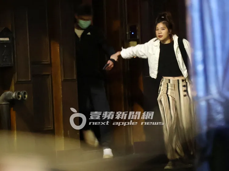 30分鐘後，輕熟女（右）才拉著連勝武的手步出私人會所。特勤中心攝