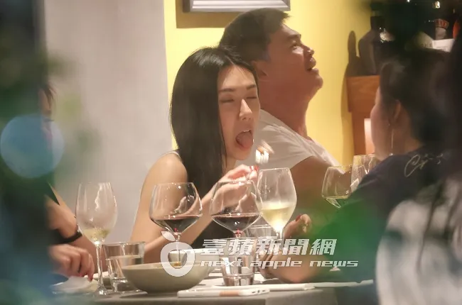 爆乳妹（左）坐在連勝武身旁，張大嘴巴準備進食。特勤中心攝