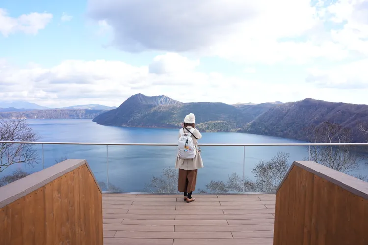 摩周湖周遭設立了觀景台供旅人輕鬆觀賞。黃盈甄攝