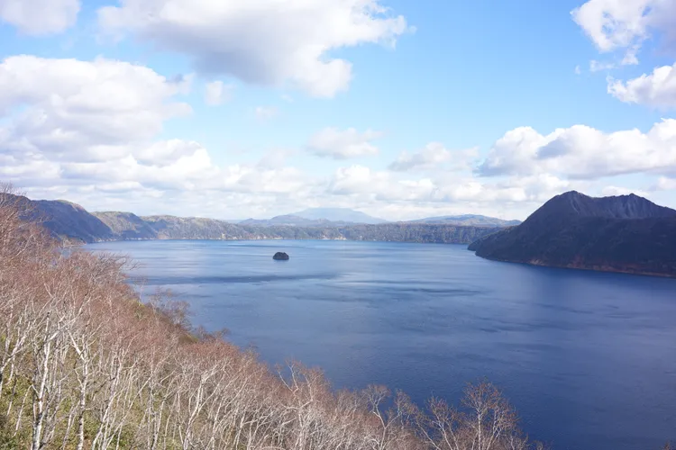 據說情侶若是一起看到清楚的摩周湖面可能會導致分手或晚婚。黃盈甄攝