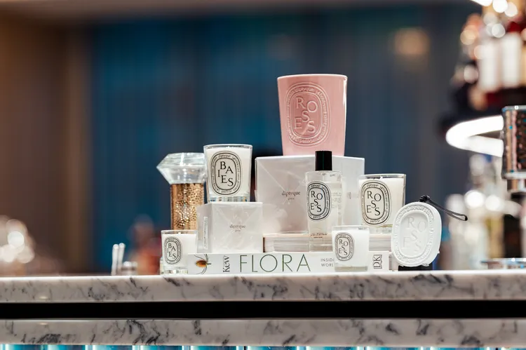 高雄洲際酒店BLT33大廳酒吧推出限時限量聯名下午茶，跨界合作法國香氛品牌Diptyque。高雄洲際提供