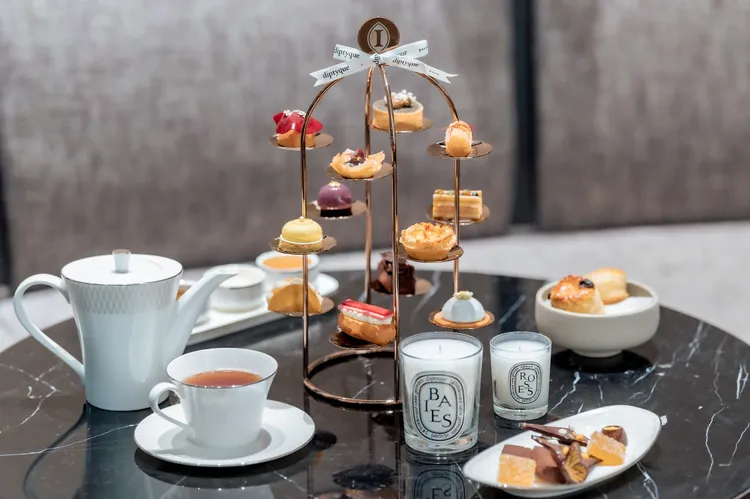 「生活之藝」聯名午茶饗宴，包含12款主廚特製甜、鹹點及限定款英式司康，搭佐精選英國百年茶品牌Whittard of Chelsea或義式咖啡。高雄洲際提供