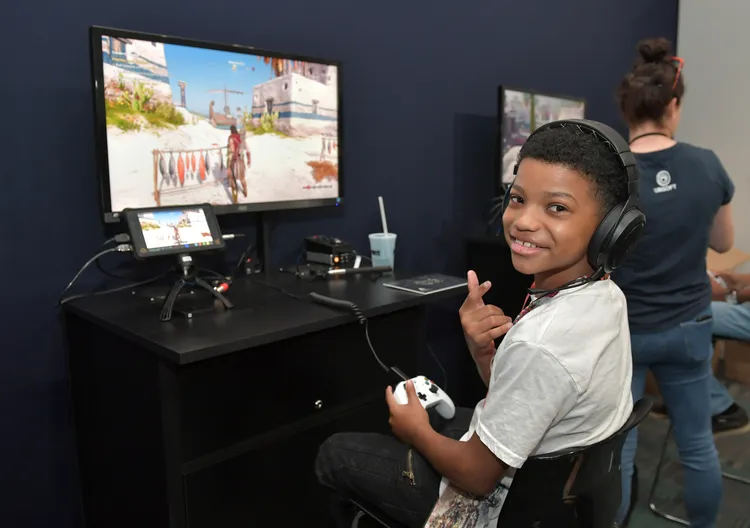 2018年，演員朗尼·查維斯（Lonnie Chavis）在美國E3展上玩《刺客教條 奧德賽》。法新社