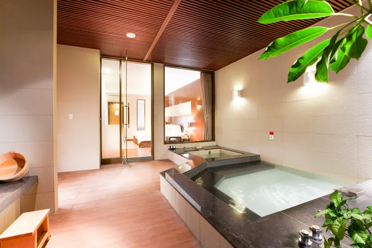 長榮鳳凰酒店「高級綠景湯屋平日雙人券」，2022秋季線上旅展價每張只要1,888元，買7張再送1張。業者提供