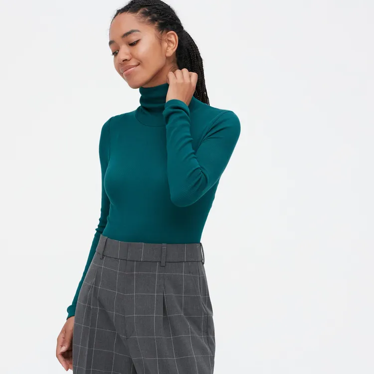 女裝HEATTECH EXTRA WARM極暖無縫羅紋高領T恤，售價790元。業者提供