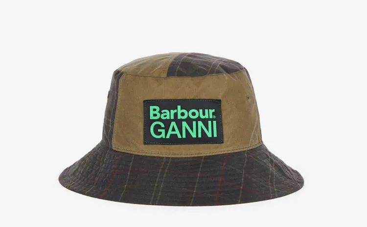 Barbour X GANNI聯名系列油布漁夫帽沙色格紋款，2600元。品牌提供