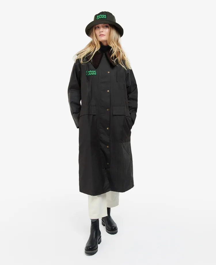 Barbour X GANNI聯名系列Burghley長版油布外套，2萬6800元。品牌提供