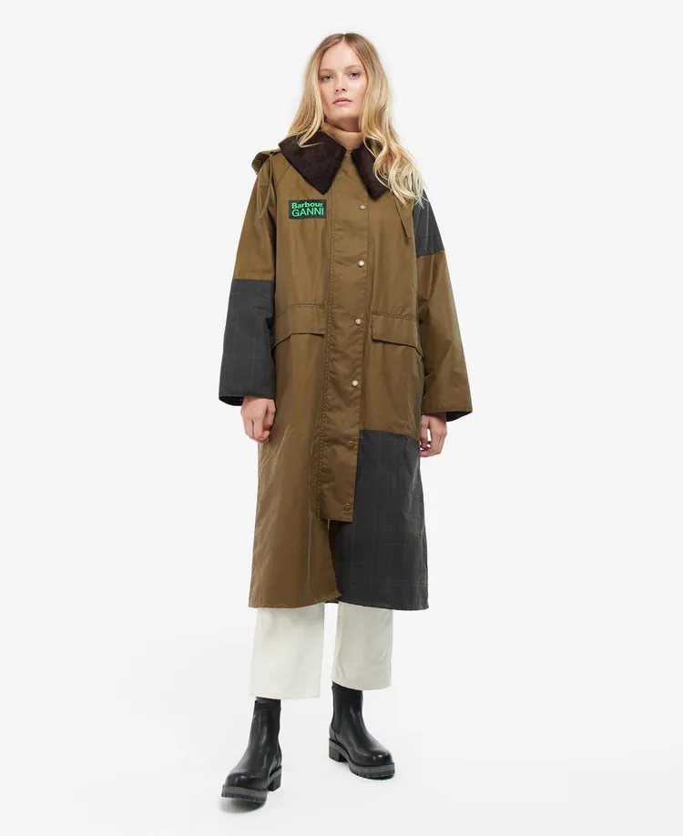 Barbour X GANNI聯名系列Burghley長版油布外套沙色款，2萬6800元。品牌提供