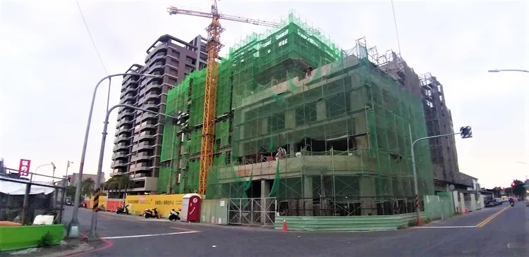 目前高雄郊區透天厝成交總價往往已突破2000萬元門檻，對首購族而言已無力負擔。葉家銘攝