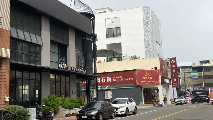 彰化市四維踏69巷短短50公尺內就有3家大型連鎖鍋物店。孫英哲攝