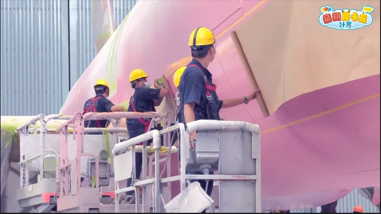 華航彩繪機製作過程。華航提供