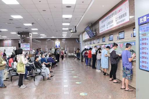 疫情趨緩!北東中部空床破6成 指揮中心:專責病床下修至3%到5%