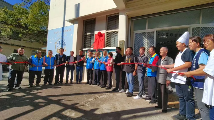 橫山鄉沙坑社區「客庄後生文化薪傳班」今揭牌開學。縣府提供