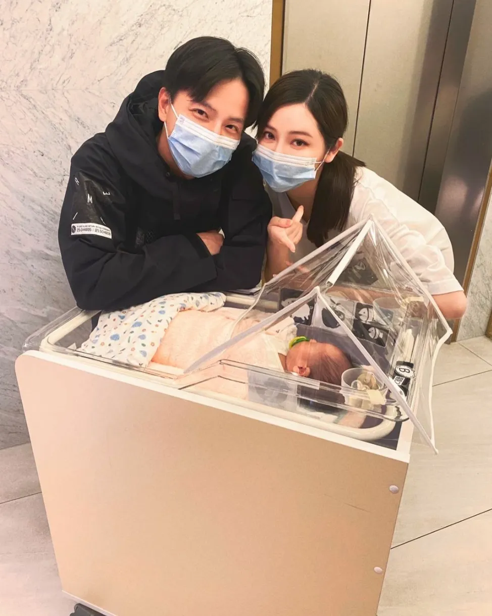楊奇煜(左)和老婆今年3月迎接2寶到來。翻攝楊奇煜IG