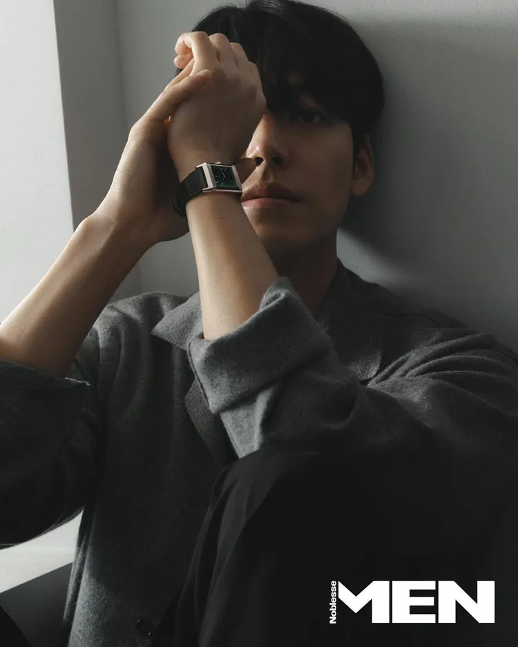 金宇彬的深情眼神十分具吸引力。翻攝mennoblesse_official IG