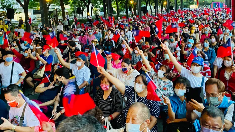 一、二千名鄉親爭睹韓國瑜。王志弘攝