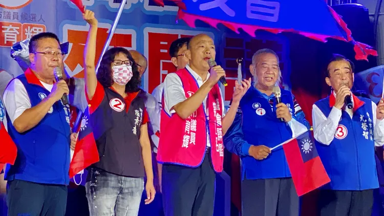 韓國瑜唱《朋友》帶動氣氛。王志弘攝