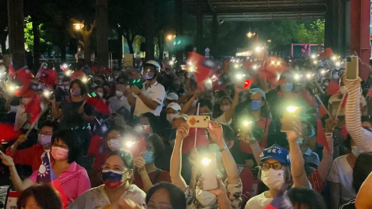 台下亮起手機燈海。王志弘攝