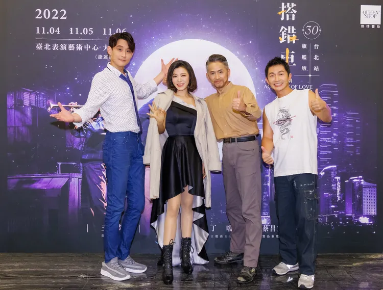 《搭錯車》主要演員丁噹（左二）、陳乃榮（左起）、王柏森與蔡昌憲歡喜慶功。相信提供