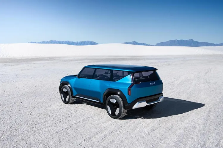 高高規雙馬達車型，估計能擁有5秒內完成0-100km/h加速的實力。原廠照片