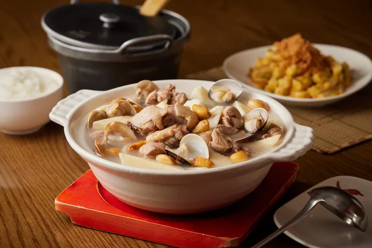 「山藥蛤蜊蒜雞湯」裡除了蛤蜊、雞肉等配料之外，蒜頭有先炸過，因此一起燉成湯後更顯香氣與清甜。業者提供