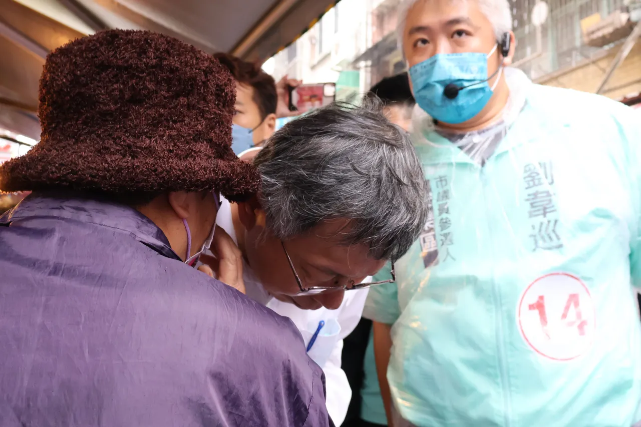 柯文哲低頭傾聽民眾想法。戴之聖攝