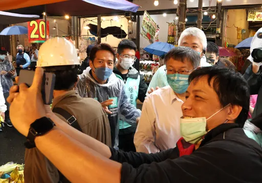 柯文哲基隆掃街輔選不忘北市選情 贈黃珊珊甘蔗盼她越戰越好
