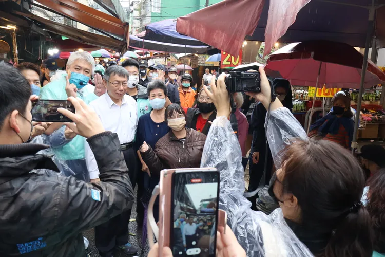 柯文哲一到市場，就有民眾上前要合照。戴之聖攝