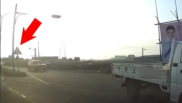 面對眾車全都逆向，民眾透過路面遵行方向箭頭和分道標誌確認自己並未違規。取自臉書《我是麥寮人！》