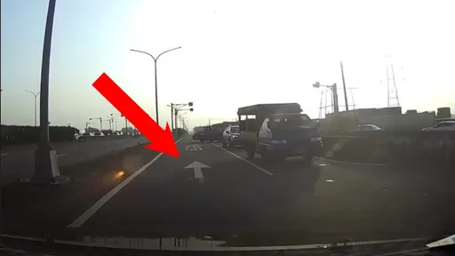 你們逆向還是我!在動的車全違規 雲林「六輕日常」逼人懷疑人生