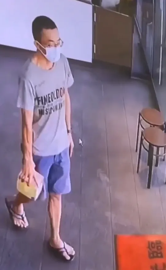 謝嫌拿著愛心箱走出店外。台中市議員候選人江和樹提供