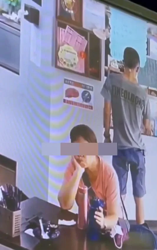 謝姓竊嫌站在櫃台旁假裝在看東西。台中市議員候選人江和樹提供