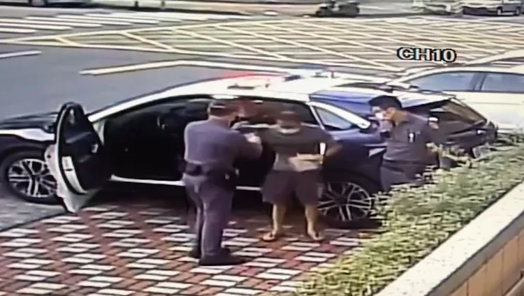 謝姓竊嫌被逮後，連人帶愛心箱及帶往成功派出所。讀者提供