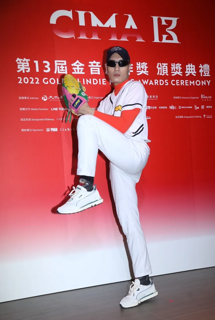 黃宣還大玩「角色扮演」Cosplay棒球投手還自備捕手一起現身。陳明中攝