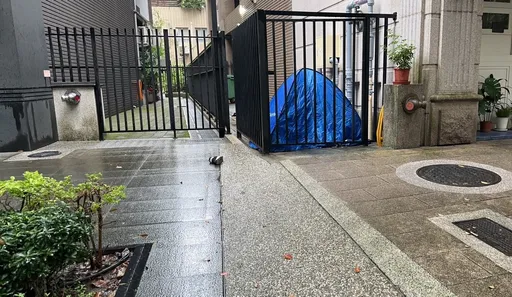 三峡社区大楼1女子坠楼 陈尸防火巷警封锁调查