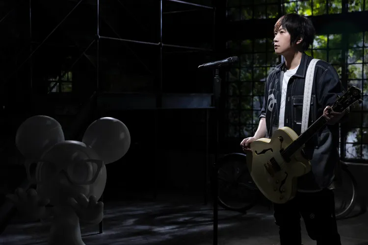 阿信特別將不二良創作的生活藝術品鼠小小運到MV拍攝現場。STAYREAL提供