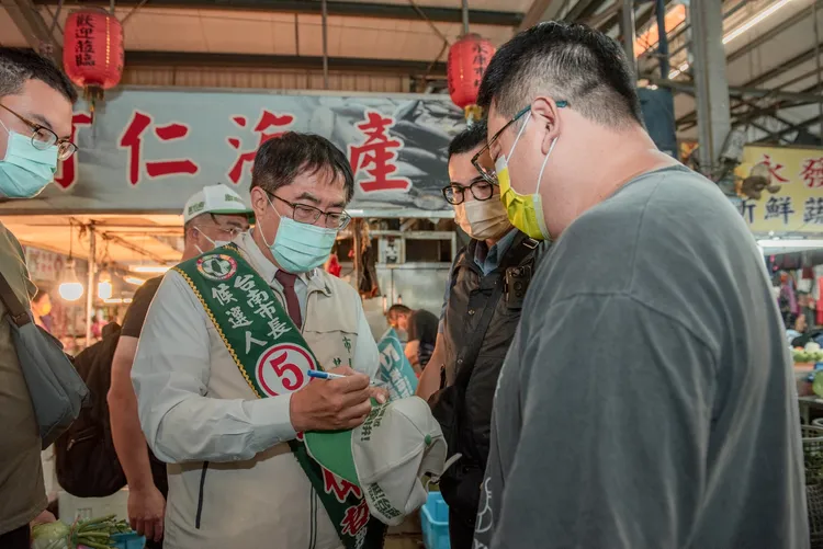 民眾紛紛要求合影簽名。競總提供