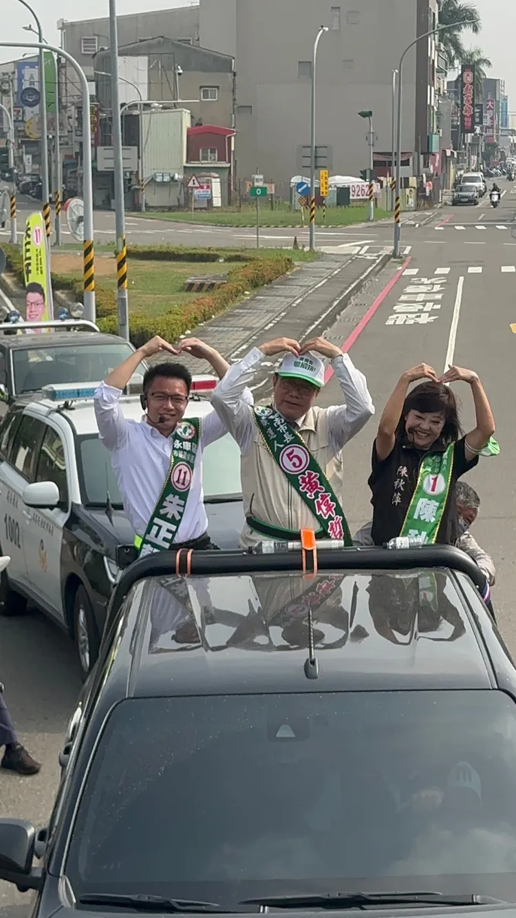 黃偉哲陪黨籍候選人車隊掃街拜票。競總提供