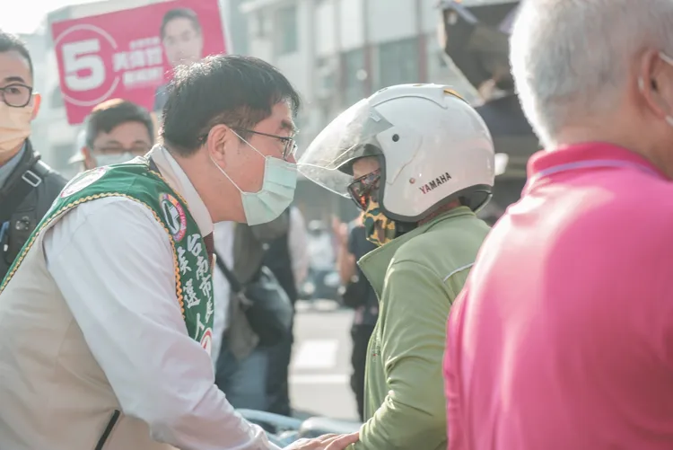 黃偉哲懇託鄉親踴躍出來投票。競總提供