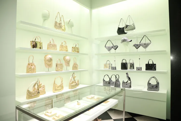 PRADA Party Collection閃亮陳列充滿節慶假期歡愉氣息。陳明中攝