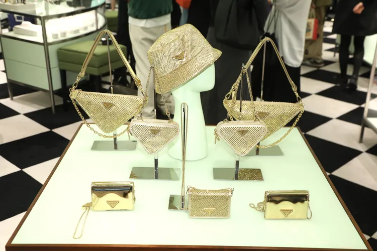 PRADA Party Collection推出一系列金色設計的包款配件，閃亮耀眼。陳明中攝