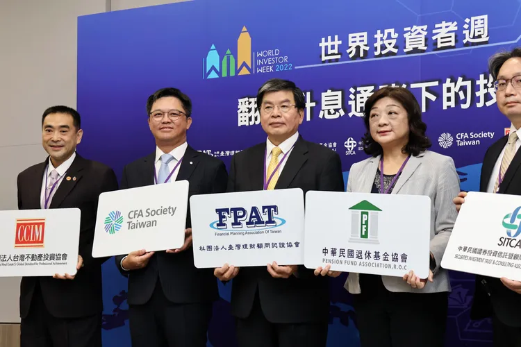 林知延(左1)近期以台灣不動產投資協會理事長頭銜出席公開場合。葉志明攝