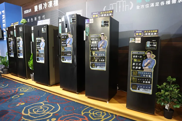 看準美型家電熱潮，禾聯推出「黑色新世代」變頻直立式冷凍櫃。翁玉信攝