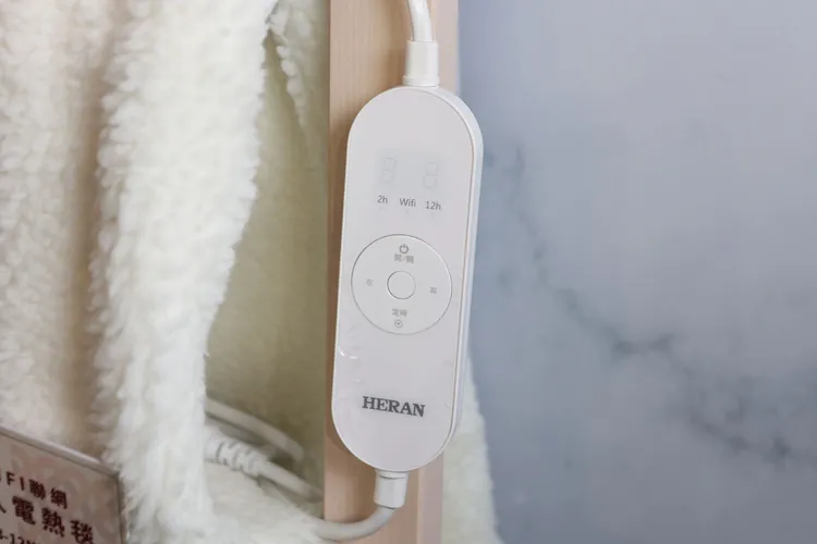使用電熱毯時，可分區調整溫度。翁玉信攝