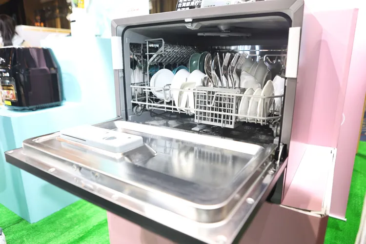 六人份台上式洗碗機HDW-06BT010具有獨立熱風烘乾功能。翁玉信攝